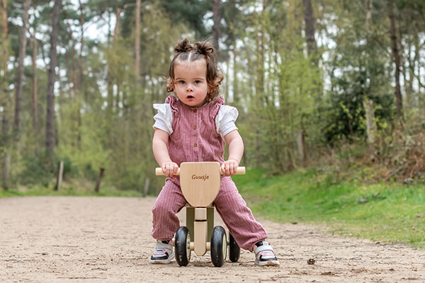 Romee is 22 maanden en 83 cm (met optioneel gegraveerde naam)