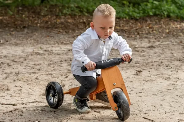 Optioneel: zwarte kinbeschermer met naam