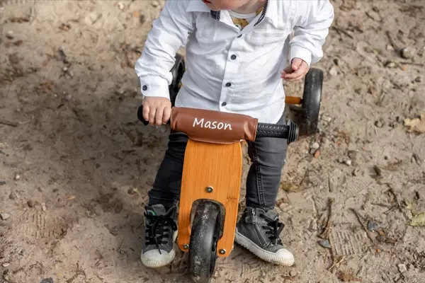 Optioneel: bruine kinbeschermer met naam