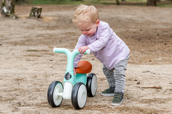 Een loopfiets met speels ontwerp