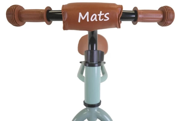 Optioneel: bruine kinbeschermer met naam