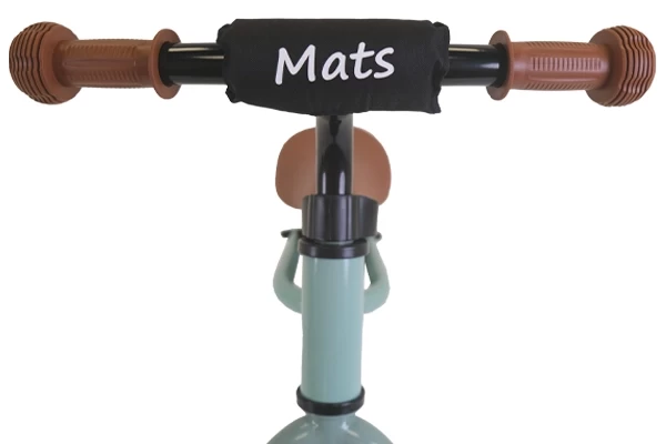 Optioneel: zwarte kinbeschermer met naam