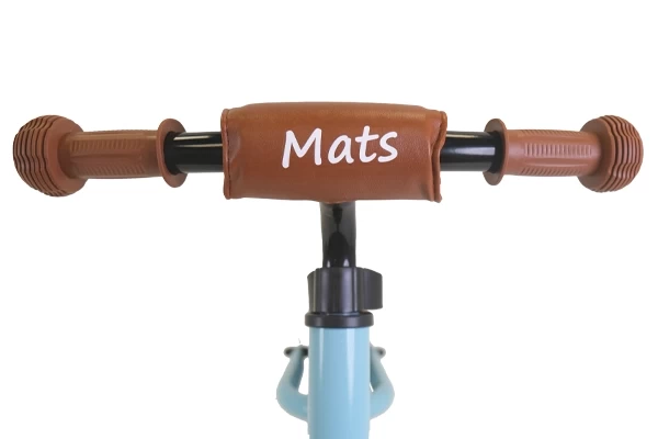 Optioneel: bruine kinbeschermer met naam