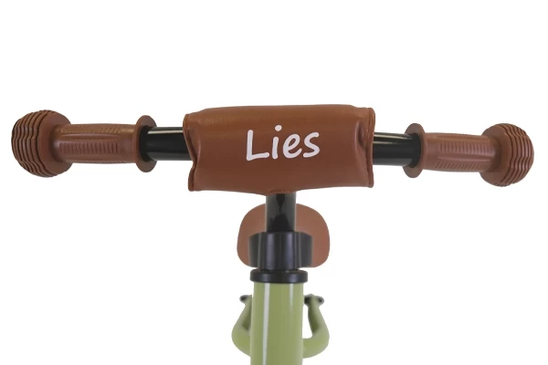 Optioneel: bruine kinbeschermer met naam