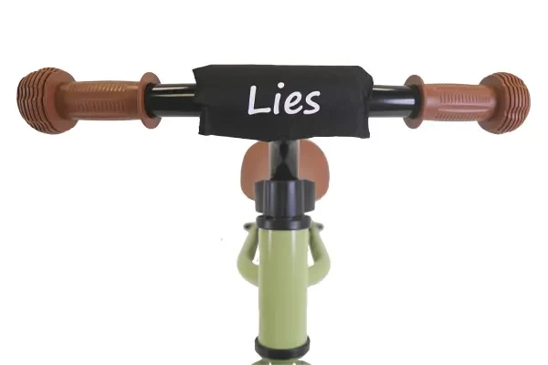 Optioneel: zwarte kinbeschermer met naam