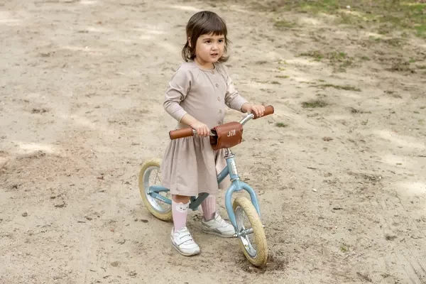 Jill met de optionele bruine kinbeschermer