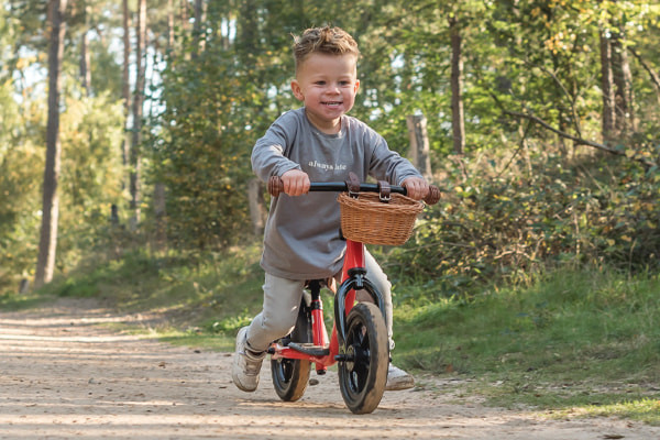 Mees met het optionele stuurmandje