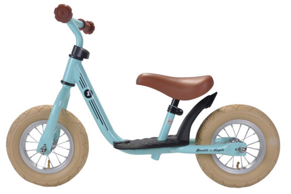 Lage instap en voetenplank.