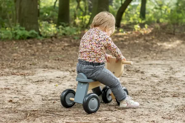 Een houten loopfiets