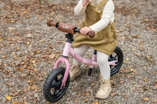 Lies met de optionele bruine kinbeschermer