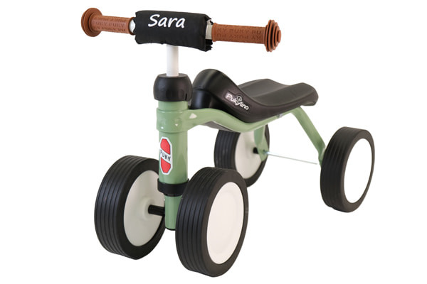 Optioneel: zwarte kinbeschemer met eigen naam