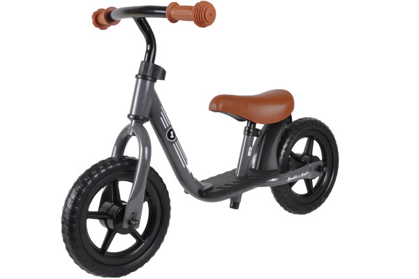 Stoere loopfiets met bruine handvaten.