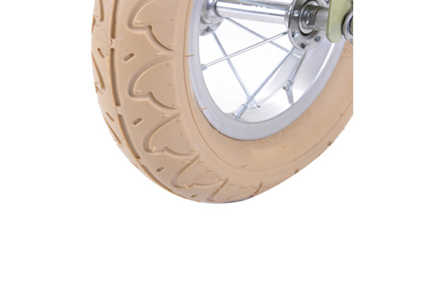 Met stevige witte luchtbanden.