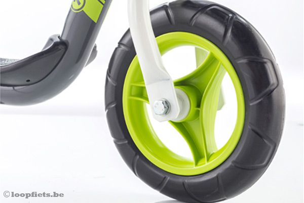 Kunststof wielen met groene velgen.