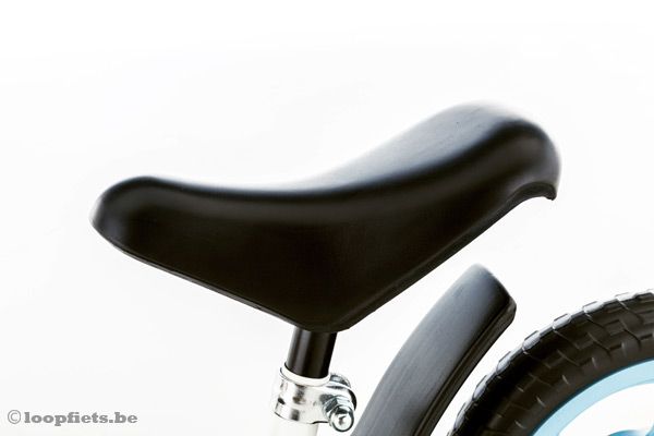 Ergonomisch gevoerd verstelbaar zadel.