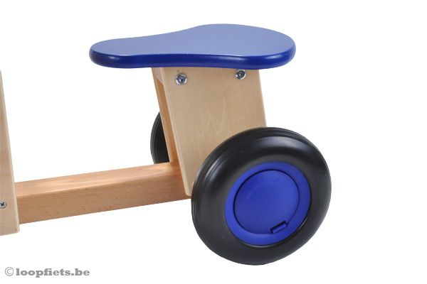 Een mooi blauw houten zadel.