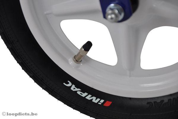 Met stevige witte metalen velgen.