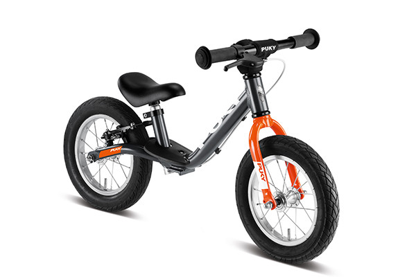 Puky oranje loopfiets.