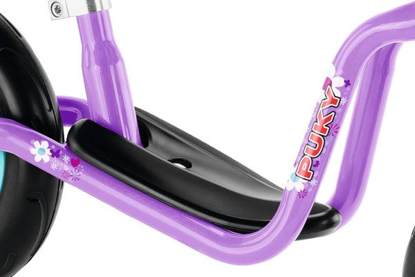 Voetenplank met lage instap.