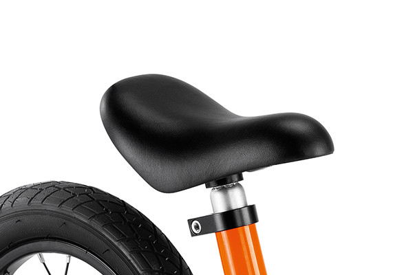 In hoogte verstelbaar zadel.