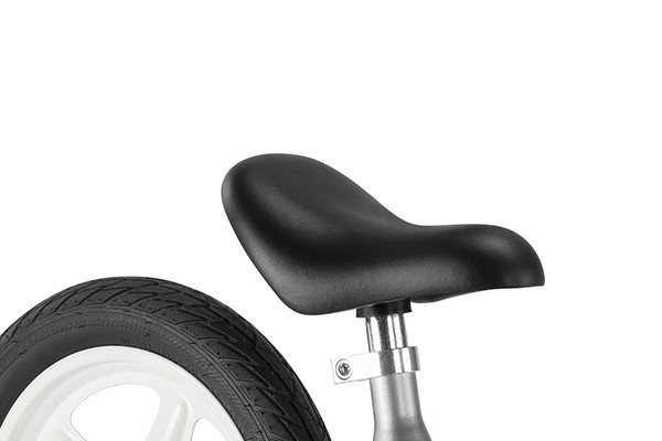 Met een in hoogte verstelbaar zadel.