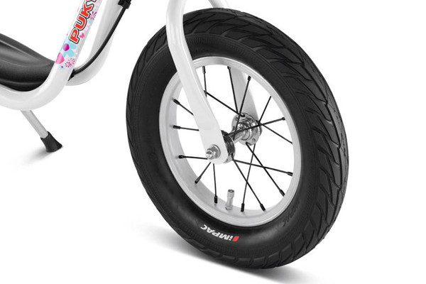 Met stoere spaakwielen.