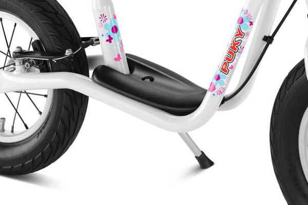 Het fietsje komt inclusief een standaard.