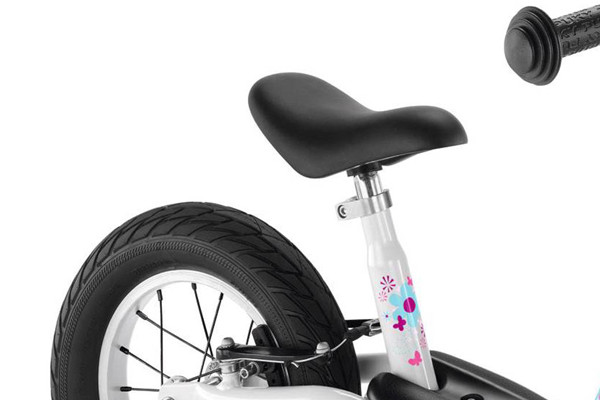 Het zadel is in hoogte verstelbaar.