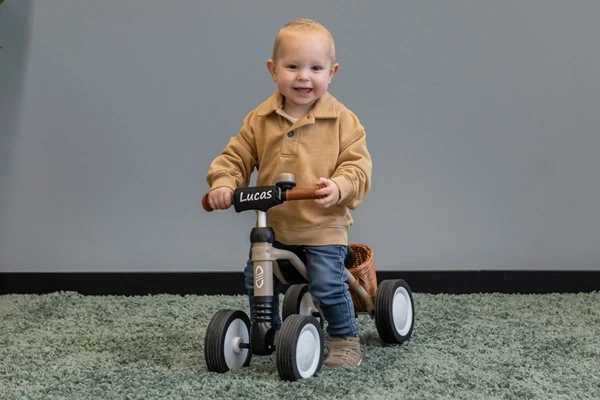 Lucas met de optionele kinbeschermer