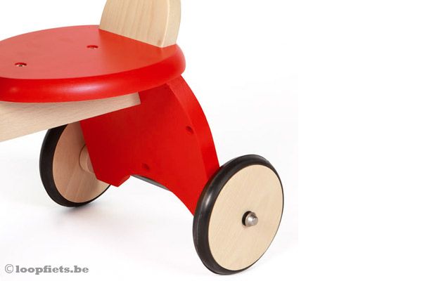 Houten wielen met rubberen rand.