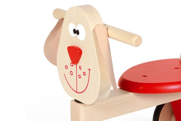 Voorzien van stuur met houten handvaten.