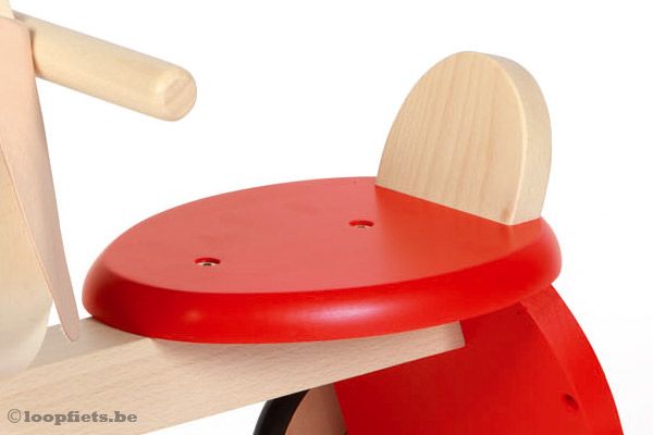 Loopfiets met houten zadel.