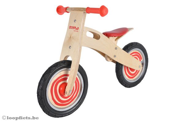 Houten loopfiets in de kleur rood.