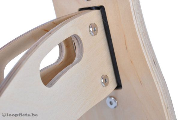 Houten frame met stuurbegrenzing.