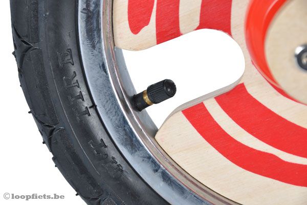 De banden zijn voorzien van een autoventiel.