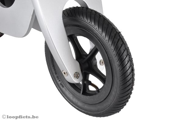 Voorzien van 10-inch luchtbanden.