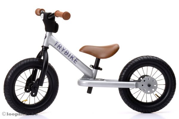 Met veiligheidshandvatten en speciaal loopfietszadel.