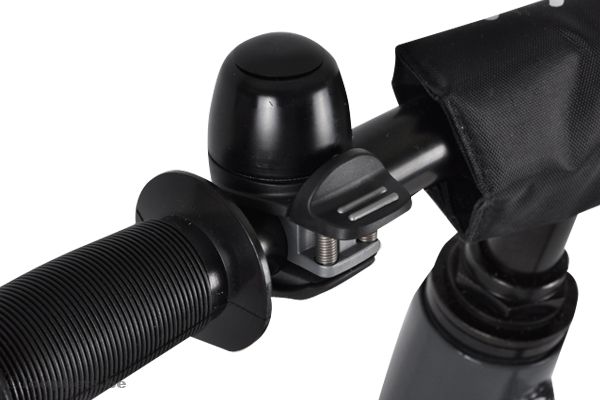 De Widek Compact II bel gemonteerd op het stuur.