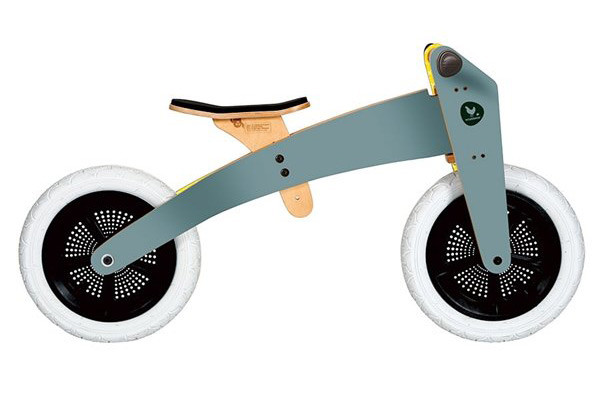 Wishbonebike als tweewieler met hoog frame.