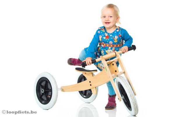 Gemaakt van berkenhout en voorzien van lak.