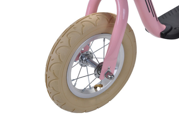 Met stevige witte luchtbanden.