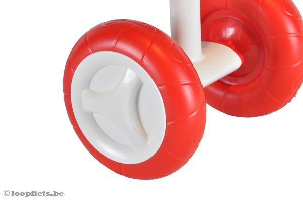 Kunststof velgen met geluidsarme wielen.