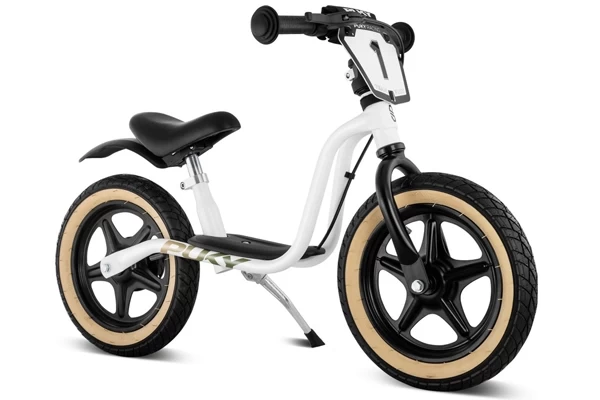 Met nummerplaatje voorop